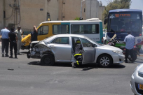  بالصور: إصابة شخصين بحادث طرق بين مركبتين في شارع "دافيد هميلخ" باللد